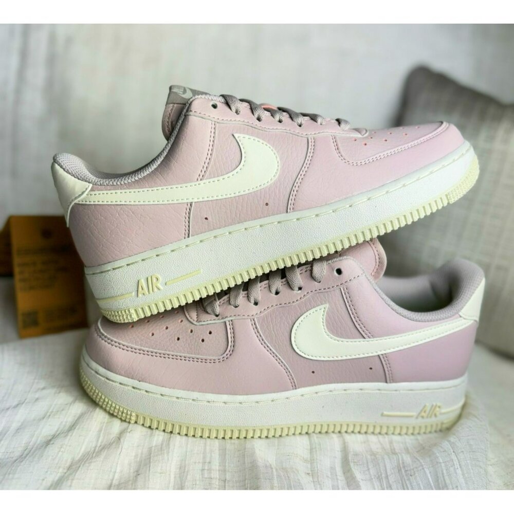 G4- SIZE 6 WOMENS NIKE AIR FORCE 1 PLATINUM VIOLET / SAIL DV3808 001